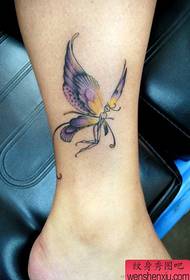 mergina Mažas ir subtilus elfų tatuiruotės raštas ant kojų