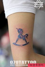bracciu pupulare simplice stella unicorniu mudellu di tatuaggi