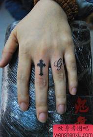 knabina fingro totema kruco tatuaje