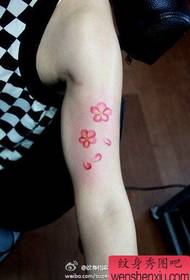 meitenes iemīlēja populāru pop mazu ziedu tetovējuma modeli