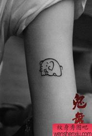 patron de tatouage éléphant petit et mignon fille bras