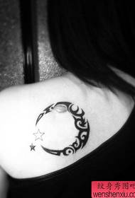le ragazze hanno un bell'aspetto totem con un tatuaggio
