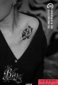 djevojka klavikule popularni klasični uzorak tetovaža šišmiša