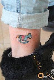 djevojke noge modni mali trojanski uzorak tetovaže
