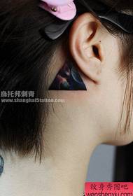 tyttö korvan kaunis tähtitaivas kolmio tatuointi malli