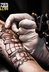 正 tattooTattoo الفنان صور آلة الوشم خلفية الصورة