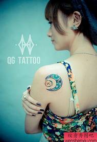 mabega ya uzuri maridadi muundo wa tattoo ya mwezi