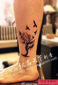 noha klasické populární totem s ptačí tetování vzorem