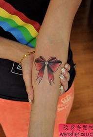 flicka arm vacker pop är en båge tatuering mönster