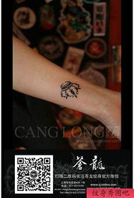 modello del tatuaggio della corona piccola ed elegante del braccio della ragazza