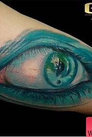 Patrón de tatuaje de ojo de color muy hermoso en el interior del brazo