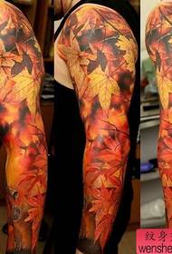 убаво убава шема на тетоважа на лист од јаворова цветна рака