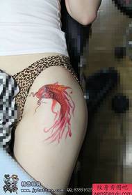 女孩腿上美麗的彩色的小魷魚紋身圖案