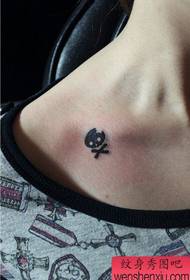 modello di tatuaggio tromba piccola totem clavicola della ragazza