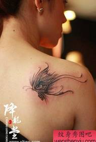moda spalla ragazza Bella farfalla modello tatuaggio