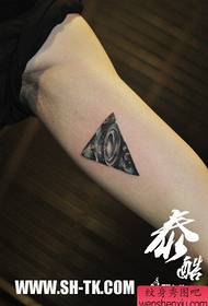 pola tato segitiga bintang batin populer di dalam lengan