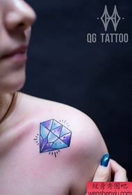 красиво популярна малка диамантена татуировка на рамото на момиче