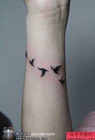 djevojka ruke moda uzorak ptica tetovaža uzorak
