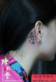 ucho dziewczyny mały i popularny wzór tatuażu winorośli