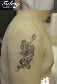 braț frumos arc negru gri și trandafir model tatuaj floare