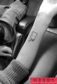 手臂可爱的小熊与字母纹身图案