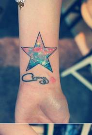 braccio bello bello culore stellatu di stella di cinque punti di tatuaggi
