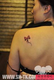 djevojka ramena leđa modni kompaktni luk tetovaža uzorak