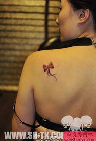 teine Faʻaaogaina le tattoo tattoo tattoo