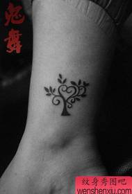 një model i tatuazhit të pemës totale të dashurisë në këmbë