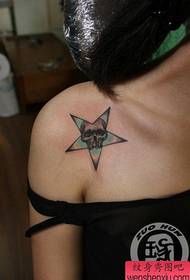 modello di tatuaggio teschio stella pentagonale classico popolare spalla della ragazza