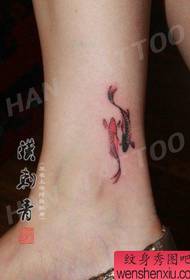 vajza kyçin e këmbës model i vogël dhe i popullarizuar i tatuazhit të kallamave me bojë