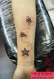 rankos populiarus klasikinis bičių tatuiruotės modelis