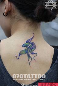 Flickas rygg snygga små kämpar fisk tatuering mönster