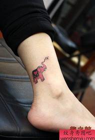 dívky Ankle je malý a populární tetování slon dítě