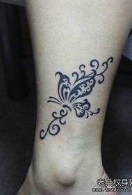 dekliški čudovit vzorec tatooskih metuljev na nogah