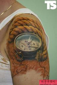 Chithunzi chojambula cholimba chikujambula chithunzi cha tattoo kumanja kwakukulu