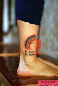 jambes de filles seulement beau motif de tatouage arc-en-ciel et lettre