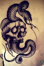 згодан и популаран рукопис за тетоваже и змије