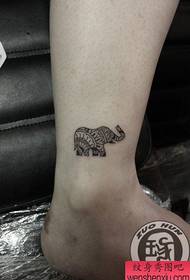 vajzat Këmbët modeli i popullarizuar i tatuazheve elefant i popullarizuar me totem
