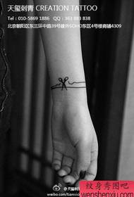 여자의 손목 작은 가위 팔찌 문신 패턴
