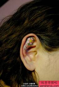 jenter øre små og populære tatoveringsmønster med kirsebærblomst