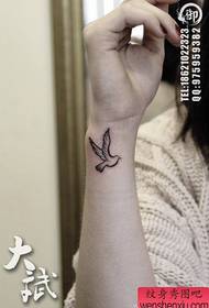 djevojka zapešće mali totem golub tetovaža uzorak