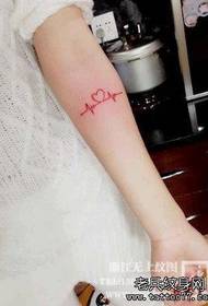 djevojka ruke modni stilski uzorak tetovaža EKG u boji