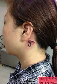 女孩喜歡耳朵上的小蝴蝶結紋身圖案
