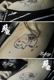 roztomilý malý slon tetování vzor na rameni dívky