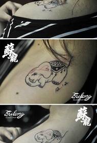 simpatico disegno del tatuaggio elefantino sulla spalla della ragazza