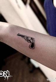 arm klein totem pistool tattoo patroon