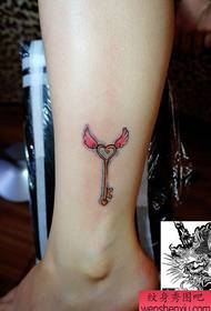 beauty leg mala krila s ključnim uzorkom tetovaže
