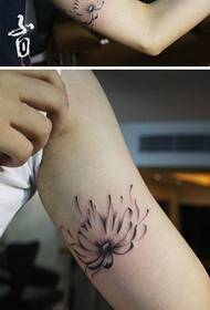 pragtige swart en wit lotus-tatoeëringpatroon aan die binnekant van die arm