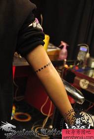 dievča rameno jeden A päťuholníková hviezda náramok tetovanie vzor